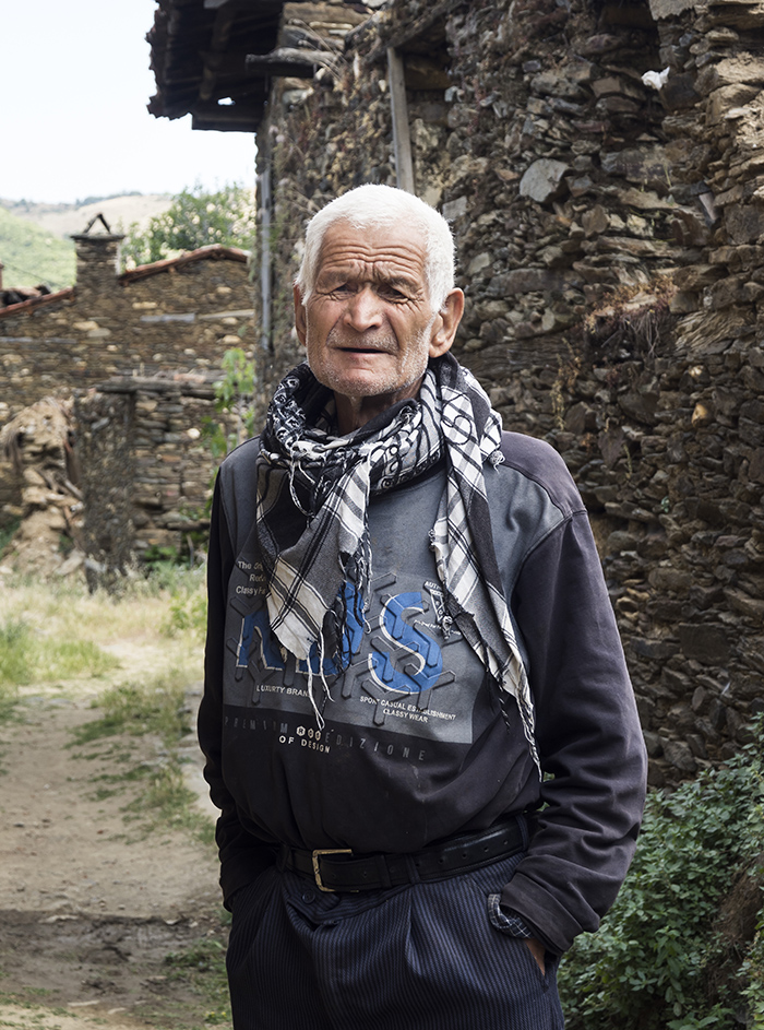 Этот пожилой житель деревни услышал звук подъезжающей машины и вышел нас встречать. Он шел перед нами и рассказывал что-то о Люббее, а мы очень жалели, что не знаем турецкого