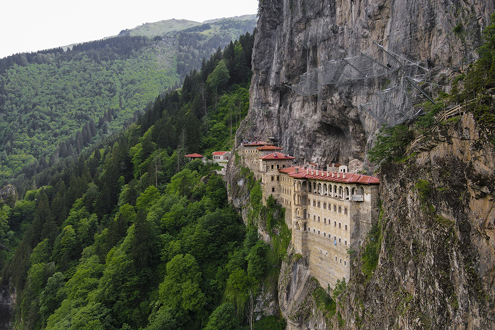 Монастырь выглядит величаво среди утопающих в лесах скал