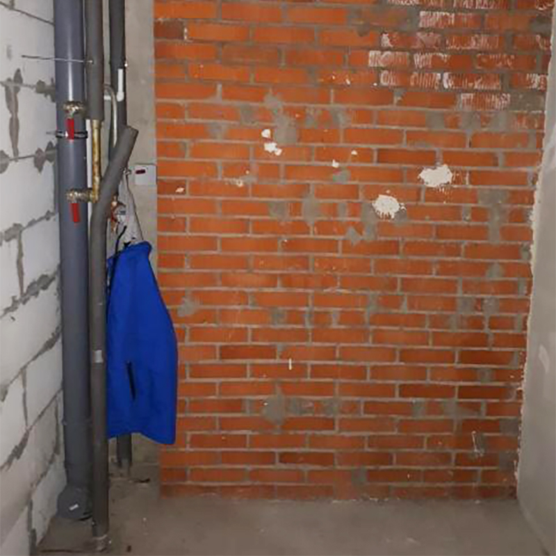 Фото нашей квартиры после приемки: стены и пол без отделки, одежду мы вешали на водопроводные трубы