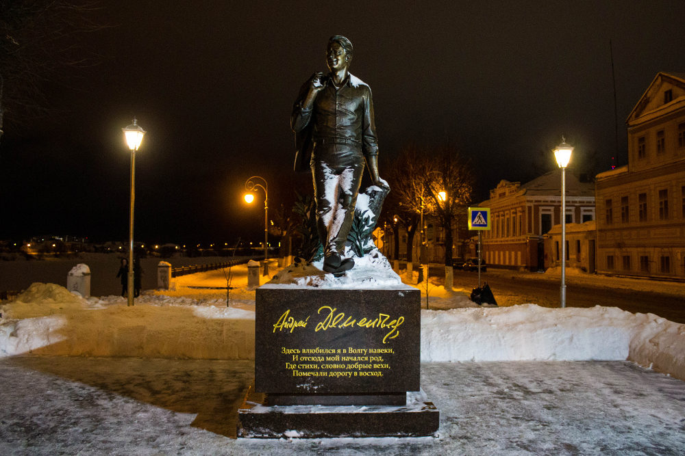 Памятник поэту Андрею Дементьеву, уроженцу Твери, установили на пересечении улицы его имени и набережной Степана Разина