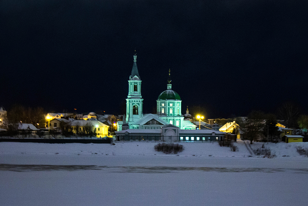 Свято-Екатерининский монастырь основали в 1996 году. В вечернее время его подсвечивают