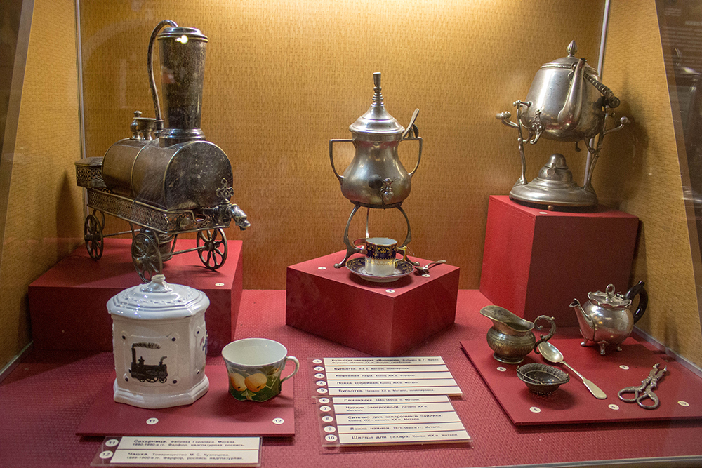 Коллекция самоваров и других предметов для чаепития