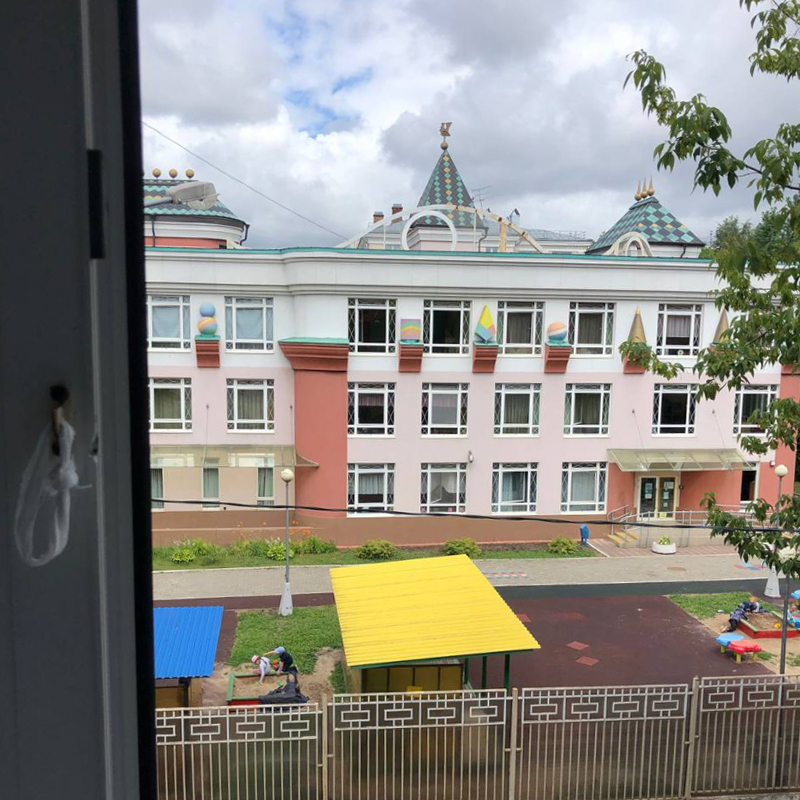 Лужковской архитектуры тут много: например, детский сад, который видно из окна поликлиники в Горловом тупике