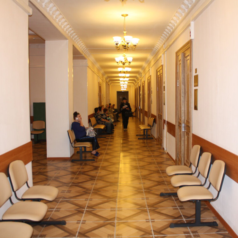Поликлиника в Ермолаевском переулке выглядит внушительно: высокие потолки, широкие лестницы. Источник: yandex.ru