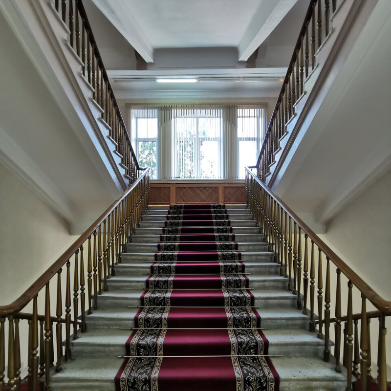 Поликлиника в Ермолаевском переулке выглядит внушительно: высокие потолки, широкие лестницы. Источник: yandex.ru