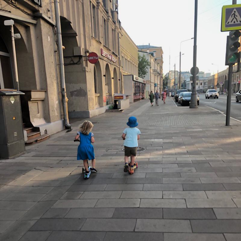 В основном в Москве мы наслаждаемся урбанистическими пейзажами: так выглядела наша дорога из детского сада домой по улице Долгоруковской