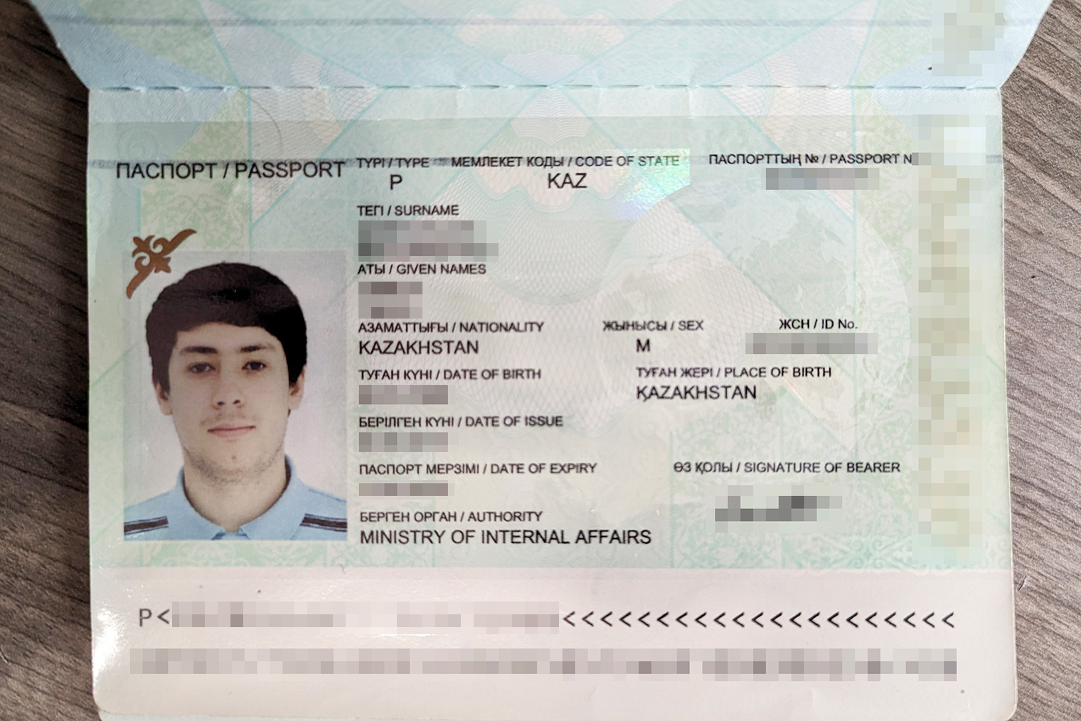 Заграничный паспорт гражданина Казахстана. При пересечении российской границы в него ставят штампы о въезде⁠-⁠выезде. На въезде надо заполнить миграционную карту