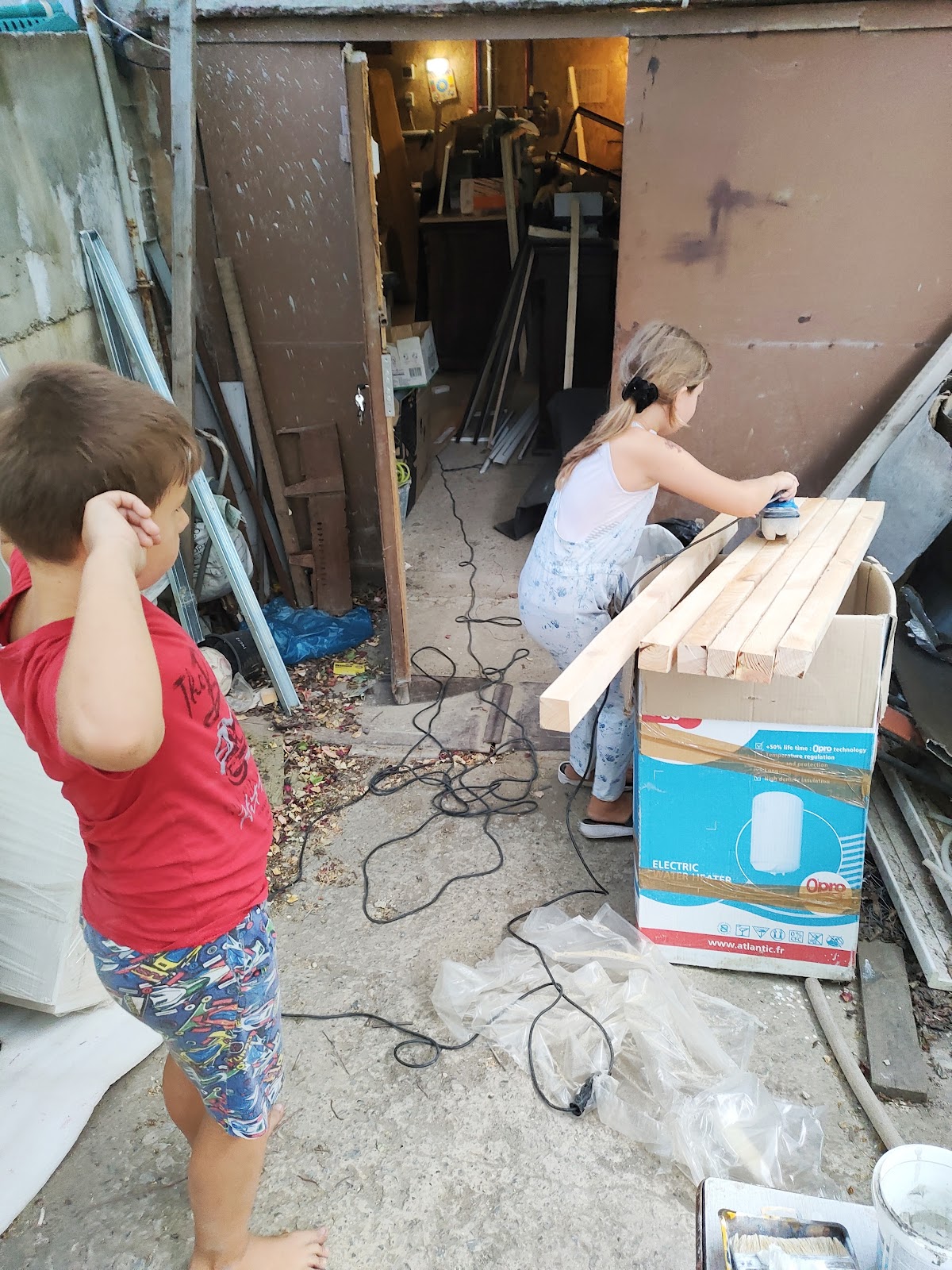 Мои дети помогают делать мебель, пока на участке подготавливают сети, а производство делает домики