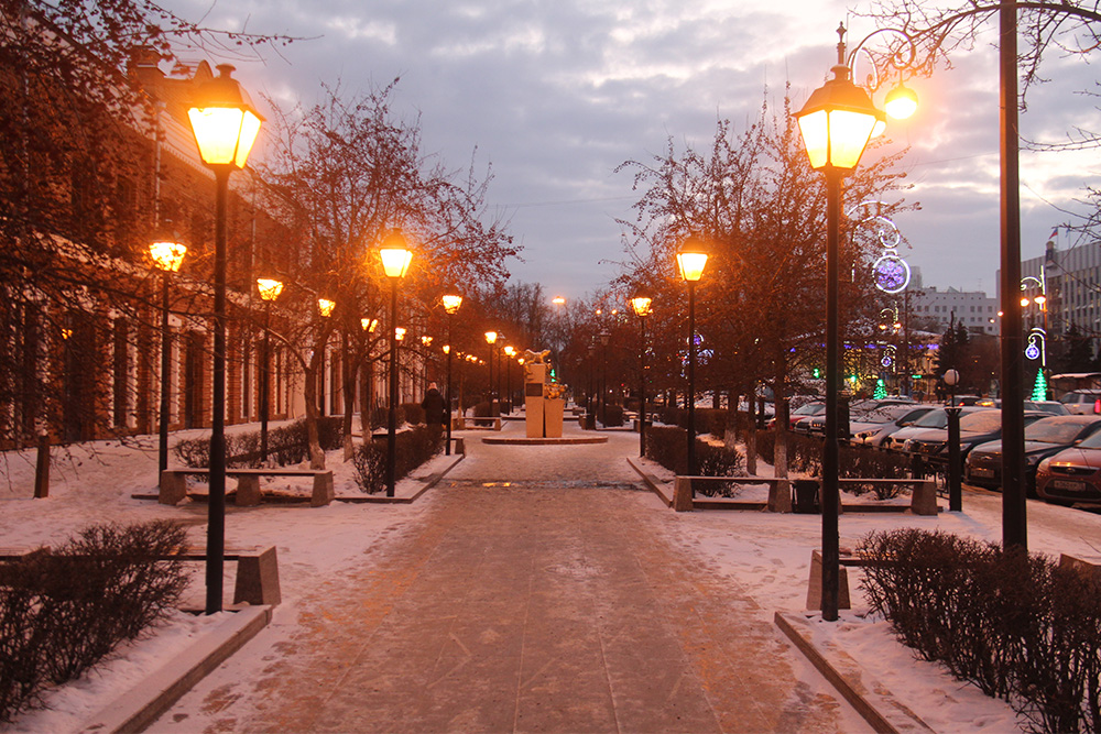 Сквер идет параллельно дороге. Вечером освещается фонарями. Фото: Сергей Тиняков