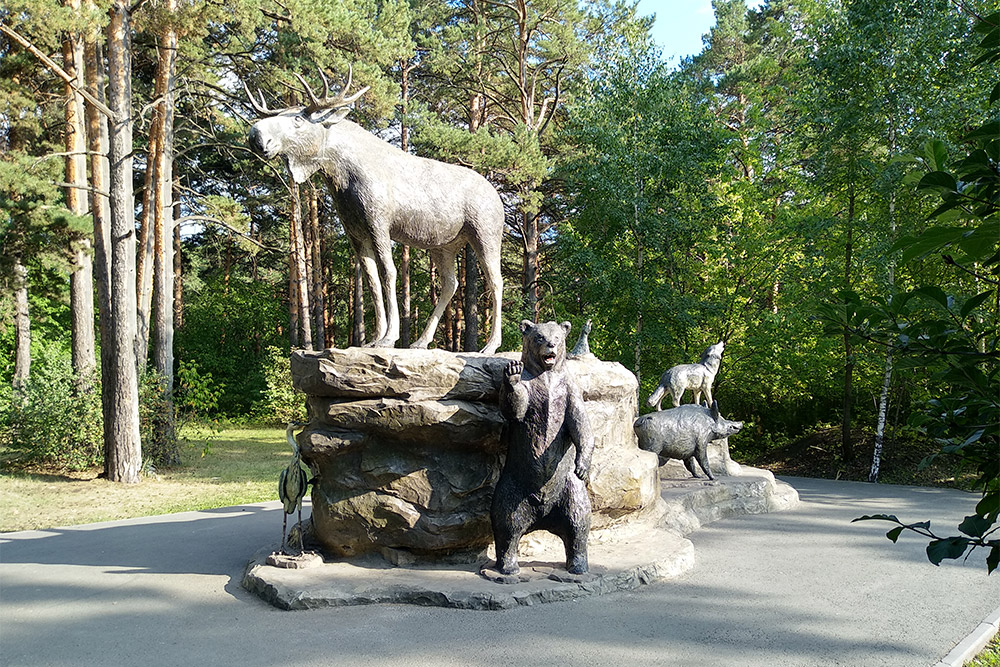 У скульптур лесных животных часто фотографируются