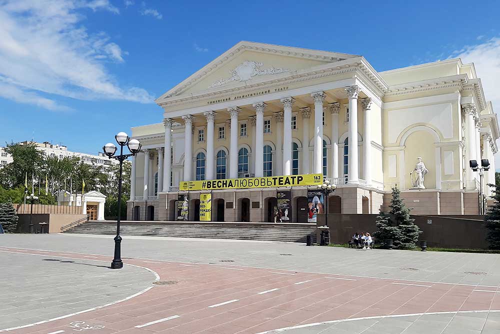 Драматический театр на площади 400-летия Тюмени. Сейчас он занимает самое большое здание из всех драматических театров России