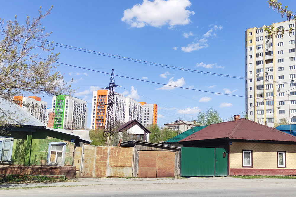 Новостройки вперемешку с частным сектором — типичная картина для Калининского округа
