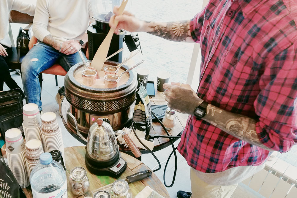 До пандемии в «Coffe варим» проходили мастер-классы по приготовлению кофе в турке. Ребята добавляют в кофе специи и фруктовые соки — получается вкусно и необычно