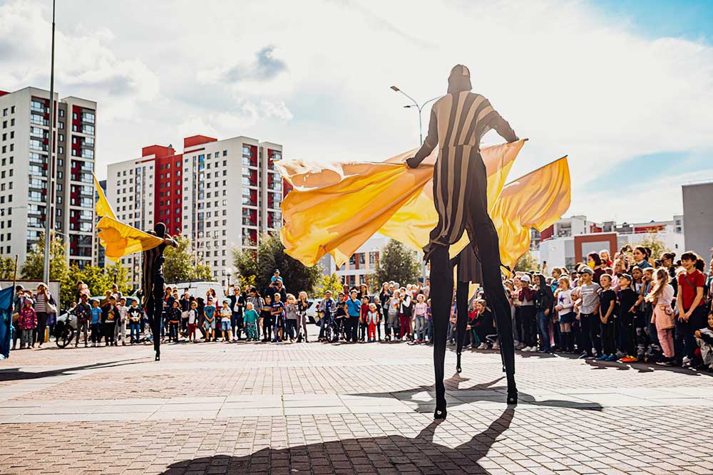 Артисты фестиваля выступают на площади прямо посреди жилого района. Источник: группа фестиваля во «Вконтакте»
