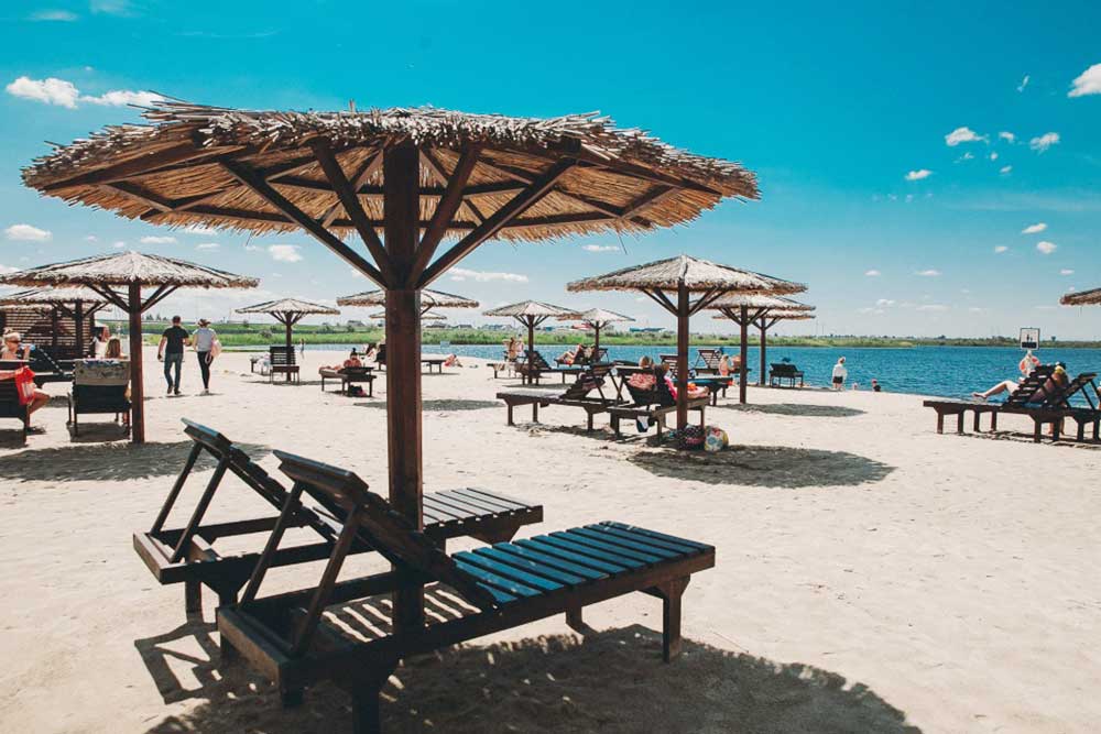 Платный пляж на Липовом озере. Вход — 400 ₽ по будням, 500 ₽ — в выходные. Источник: 72.ru