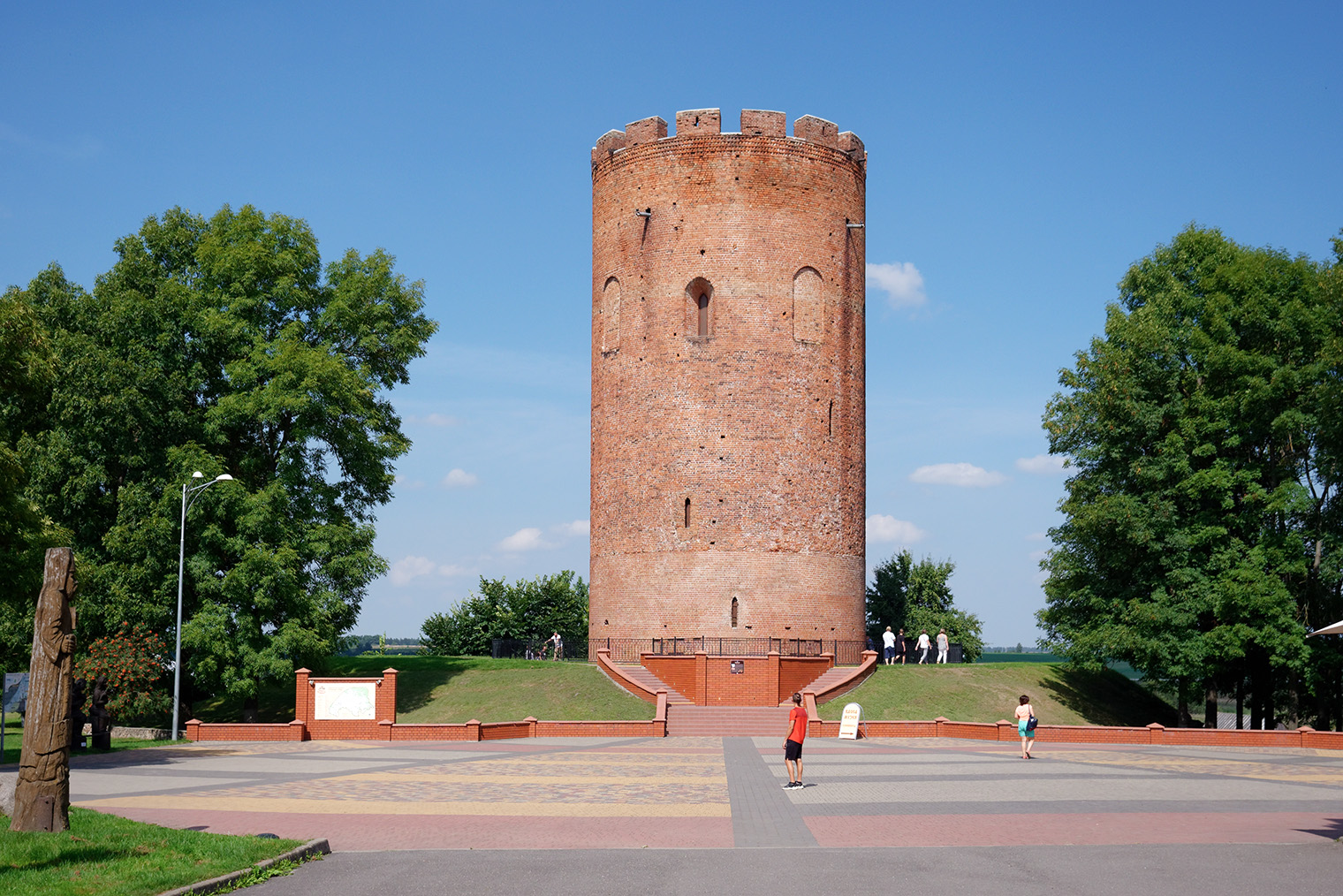 Высота башни — 30 м, как 10-этажный дом. © makalex69 / Shutterstock / FOTODOM