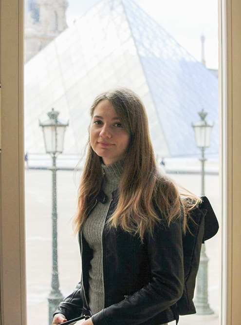 Студентка много путешествует. Она была в Париже, Чехии и Венгрии. Еще запланировала поездки в Роттердам и Гаагу