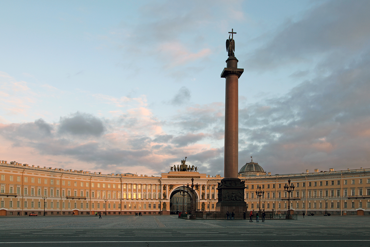 Та самая Александровская колонна, с которой сравнивал свою славу Пушкин. Фото: Dmitry Erokhin / Shutterstock