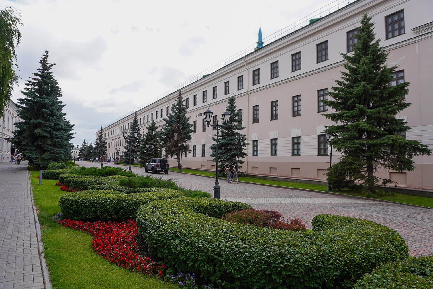 Соседнее крыльцо с центром «Эрмитаж-Казань» — галерея «Хазинэ», где выставляют работы местных художников