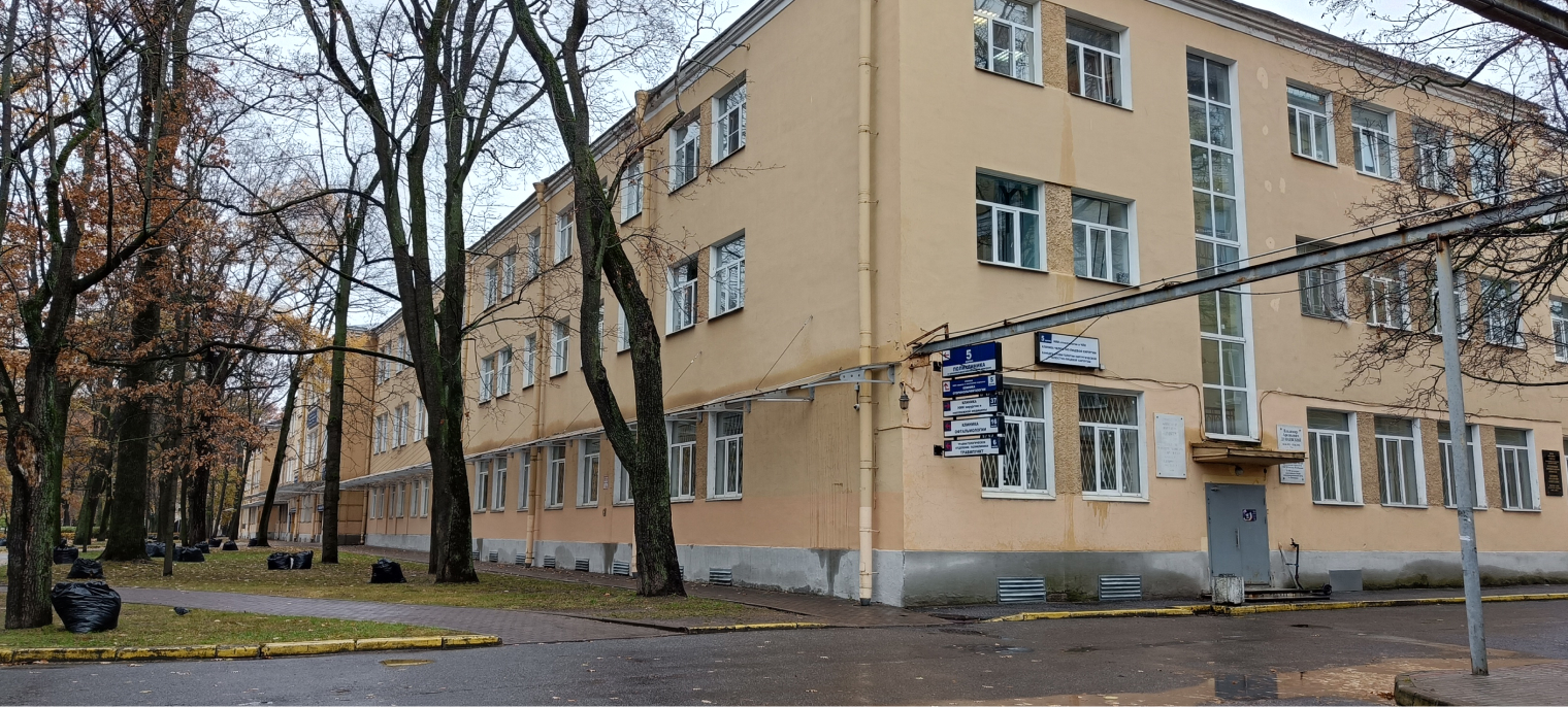 Один из многочисленных корпусов Первого меда, слева — вход в отделение ЧЛХ