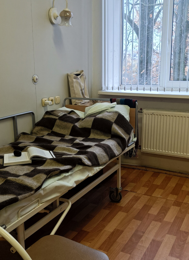 Мне досталась койка у окна, на мой взгляд, самое лучшее место:) Мебель была немного уставшей, с бельём выдали маленькие вафельные полотенца, матрас и одна из подушек были, вероятно, непромокаемыми, и потому очень шуршали. Одна из потолочных ламп очень шумела, поэтому мы договорились ограничиться настенными светильниками