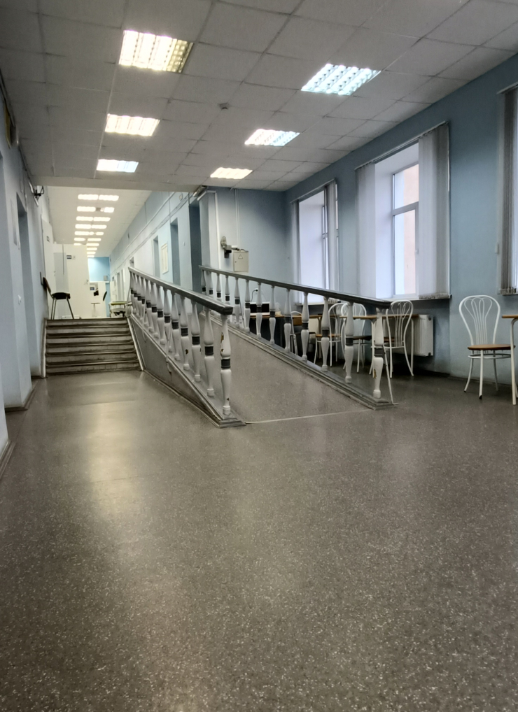 В самом отделении ЧЛХ есть два крыла, в моём была пара дюжин палат, небольшая зона с тремя обеденными столами, где ели те, кто не хотел есть в палате, кулером, микроволновой, телевизором и и холодильником, а также пост медсестры, операционные и помещения для персонала