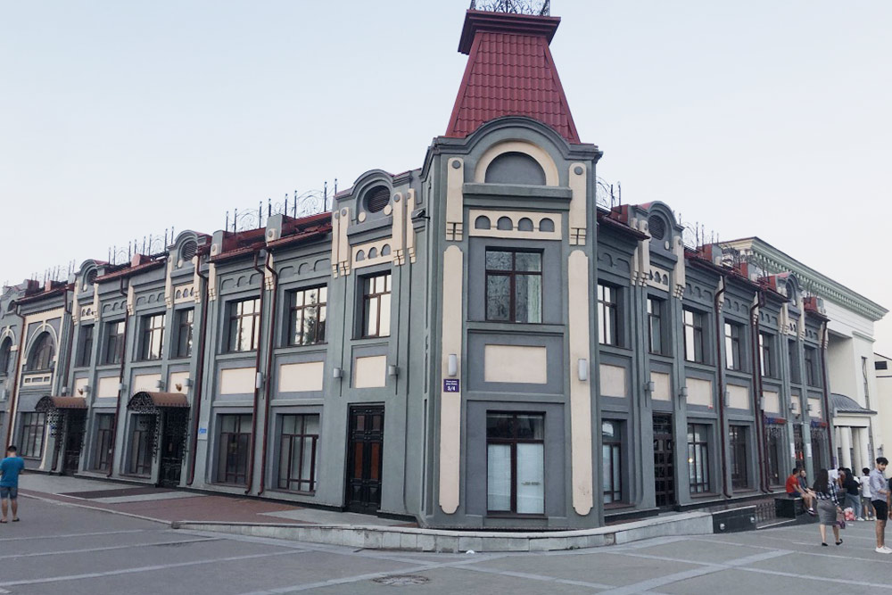 Одно из самых фотогеничных зданий Уфы — Торговый дом Иванова и Нобеля. Его построили в 1912 году