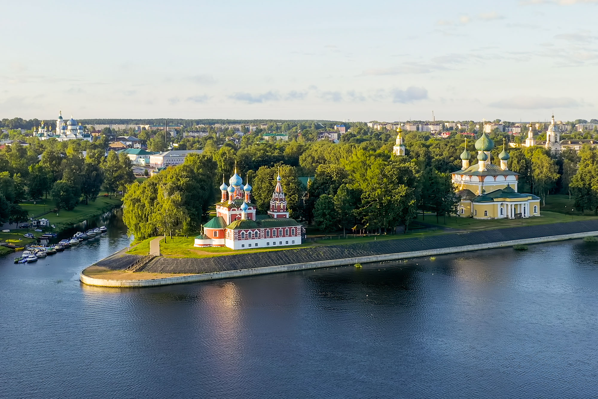 Вид на церковь Димитрия на Крови и изгиб Волги. Фото: Maykova Galina / Shutterstock