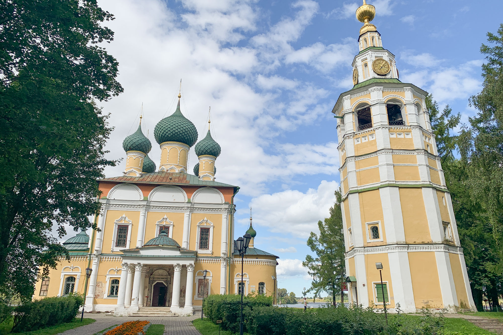 Архитектура Спасо-Преображенского собора отличается от стиля остальных построек кремля