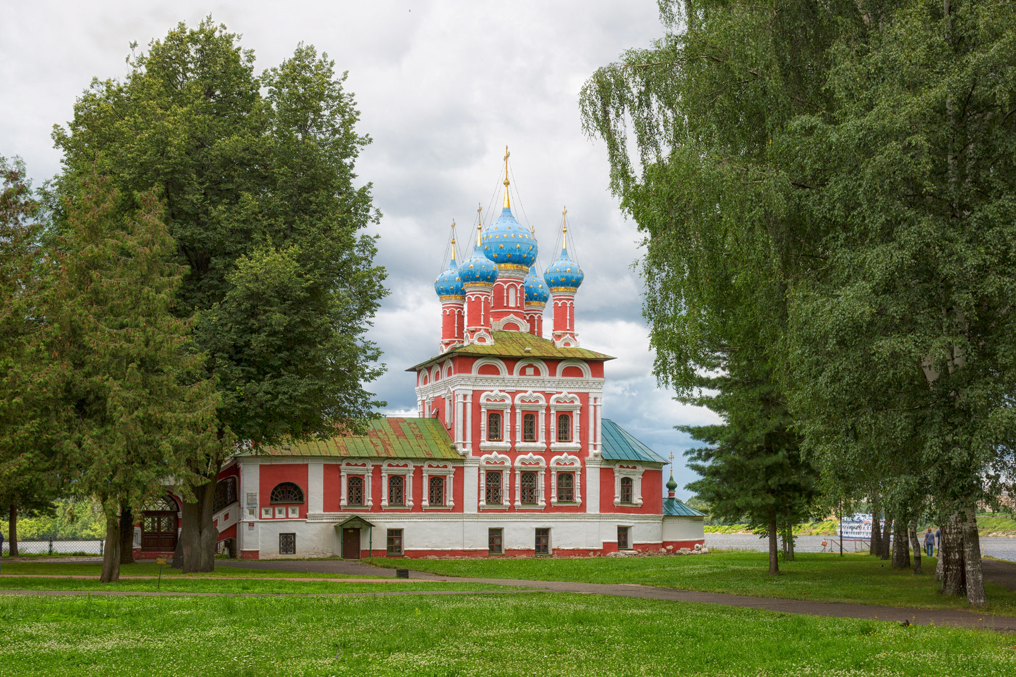 Церковь построили на месте, где погиб Дмитрий. Фото: Shchipkova Elena / Shutterstock