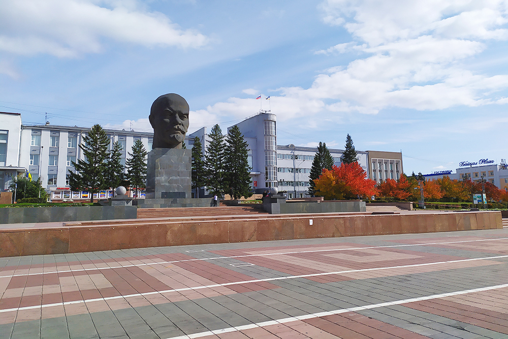 Когда в Улан-Удэ приезжали люди из сельских районов, они договаривались о встречах рядом с единственным известным им местом в городе — у головы Ленина. Их стали называть «головары». Теперь это одно из самых популярных просторечий в городе