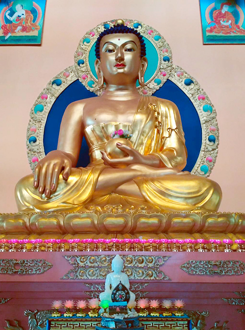 Шестиметровая бронзовая статуя Будды, покрытая сусальным золотом
