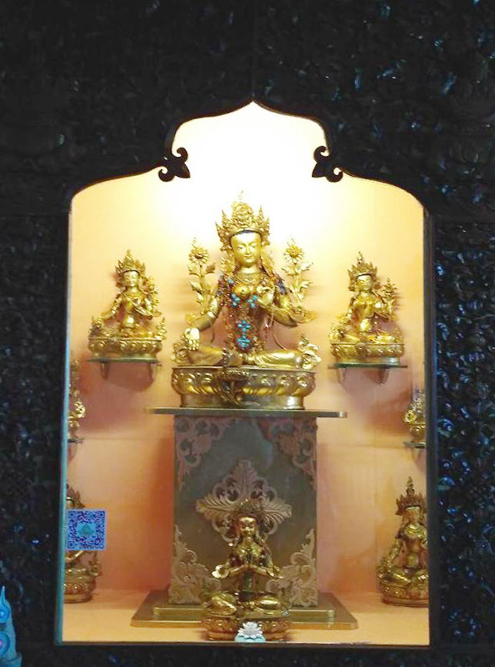 В дугане помимо большой статуи Будды есть еще много золотых статуэток. Во время молитв верующие подносят им еду