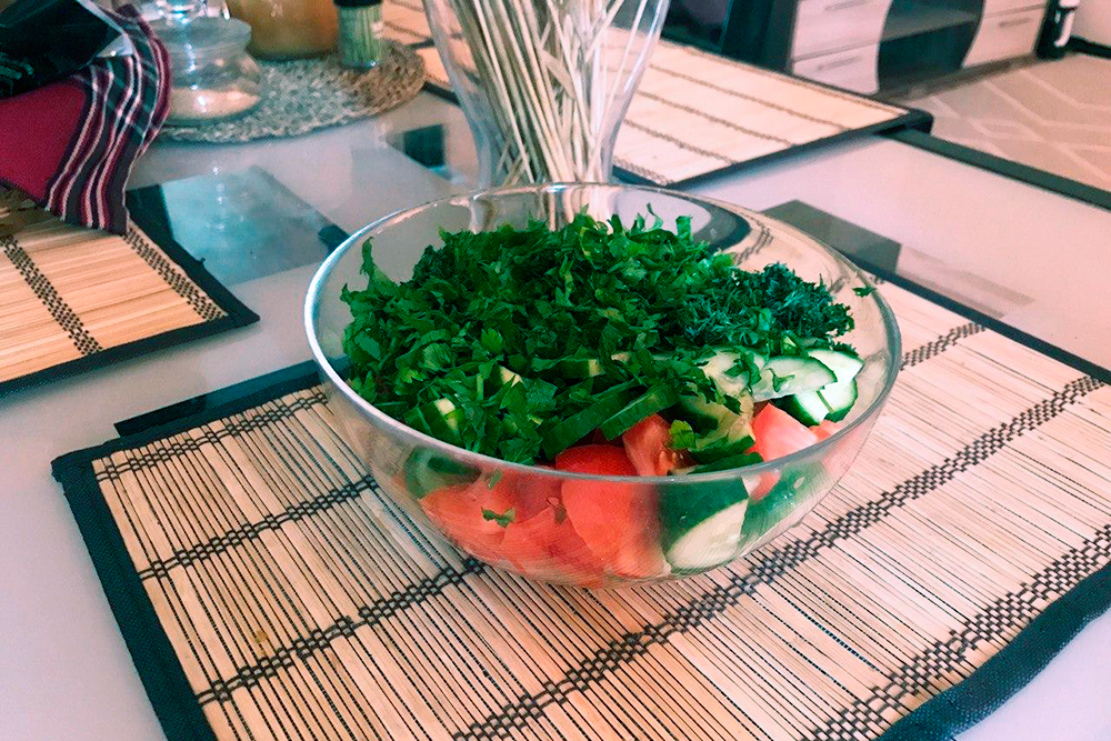 Такой стандартный овощной салат из помидоров, огурцов и зелени я делал себе шесть раз в неделю