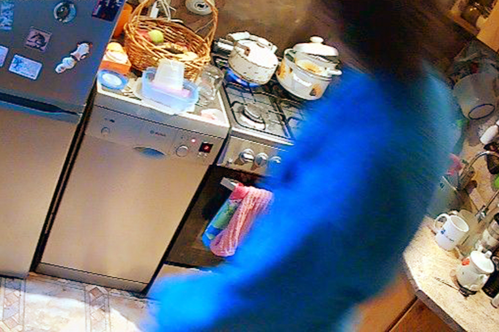 Проникновение в кухню: жена ночью крадется к холодильнику