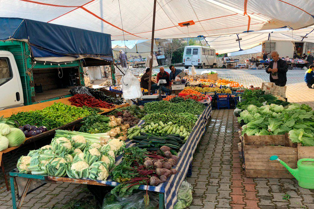 Рынок в Калкане, прилавки с овощами. Особенно порадовал выбор перцев — от сладких до суперострых