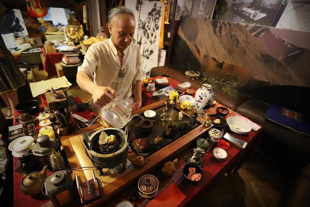 Мастер проводит церемонию с аутентичной китайской посудой. Источник: orientmuseum.ru
