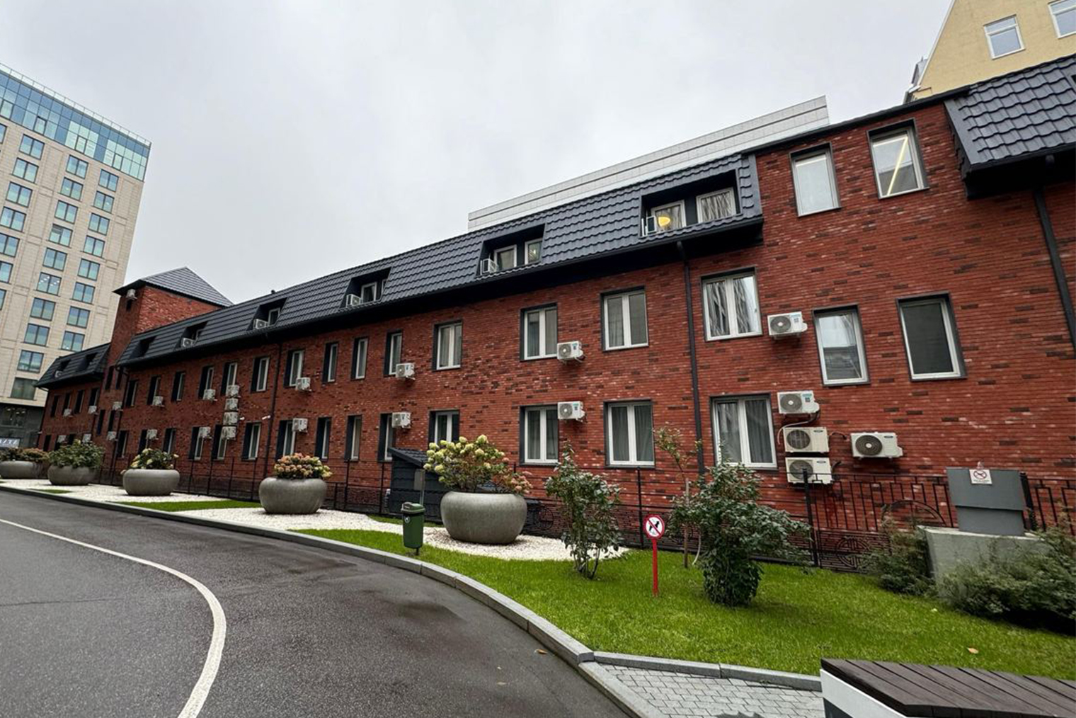 В Центральном университете тоже есть несколько общежитий. Общежитие «Облако» находится в пяти минутах ходьбы от вуза. Стоимость проживания — от 15 000 до 25 000 ₽ в месяц