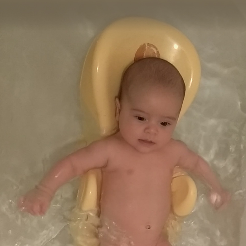 На этой фотографии сыну два месяца, но он уже может плескаться в ванне самостоятельно