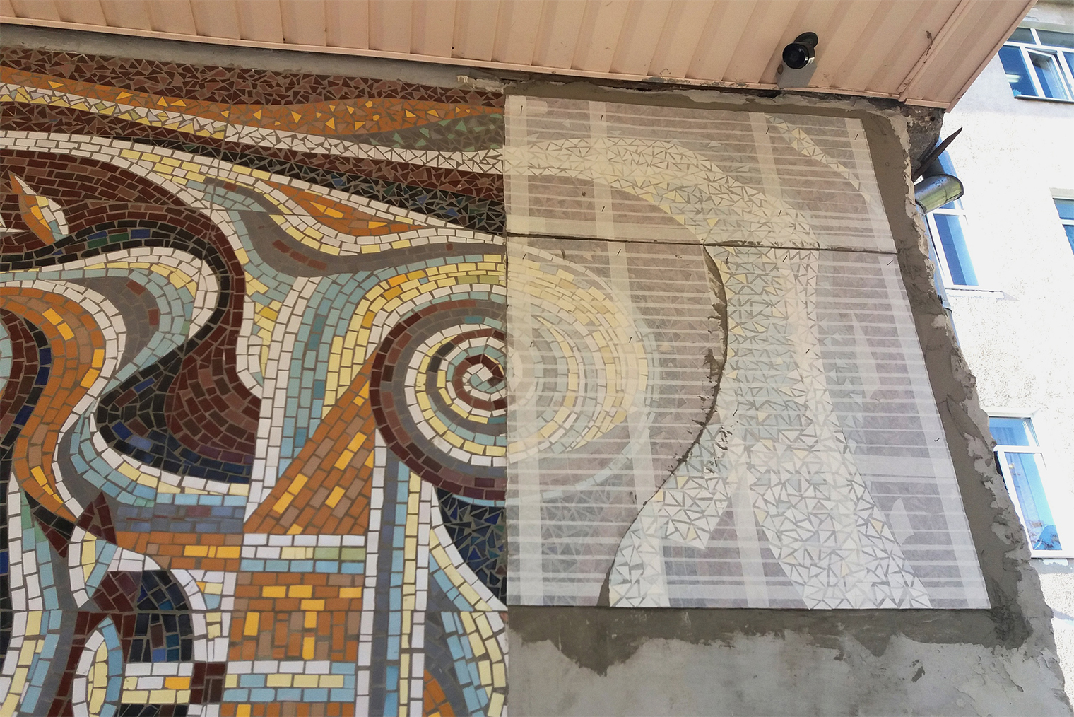 Готовые фрагменты смонтировали на фасад здания. Источник: группа «Нижегородские мозаики. Сохранение и реставрация» во «Вконтакте»