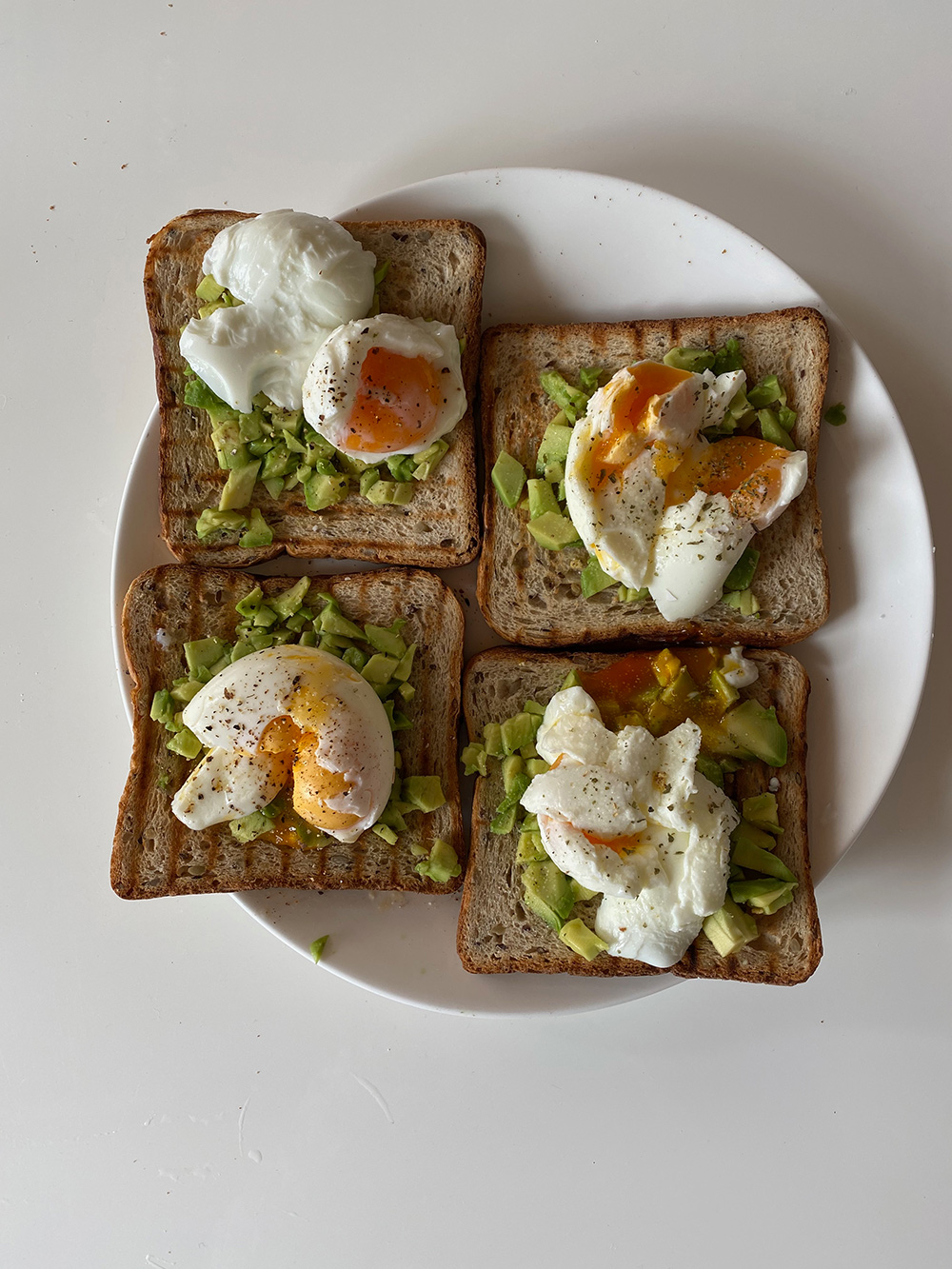 Avo egg toast — завтрак здорового человека