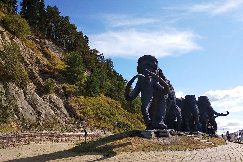 Статуи мамонтов в «Археопарке» в Ханты-Мансийске