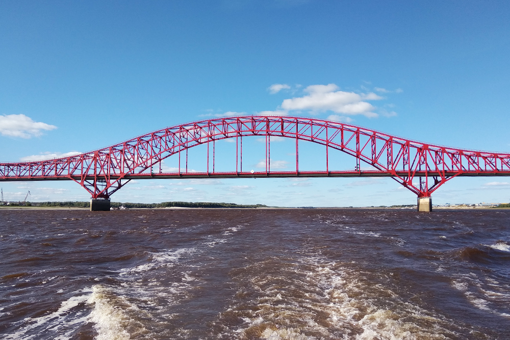 Мост на самом деле красного цвета