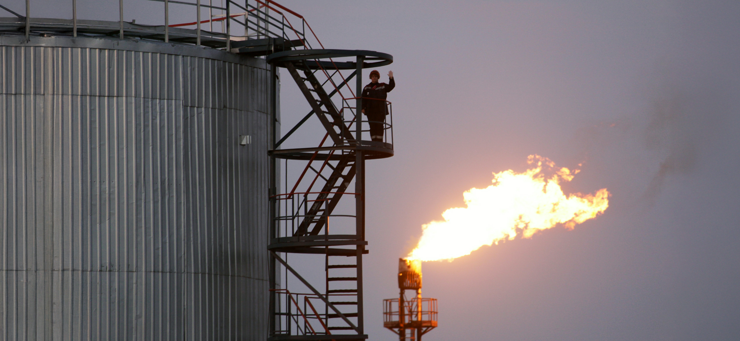 Как работает пото­лок цен на россий­скую нефть и как он влияет на эко­номику