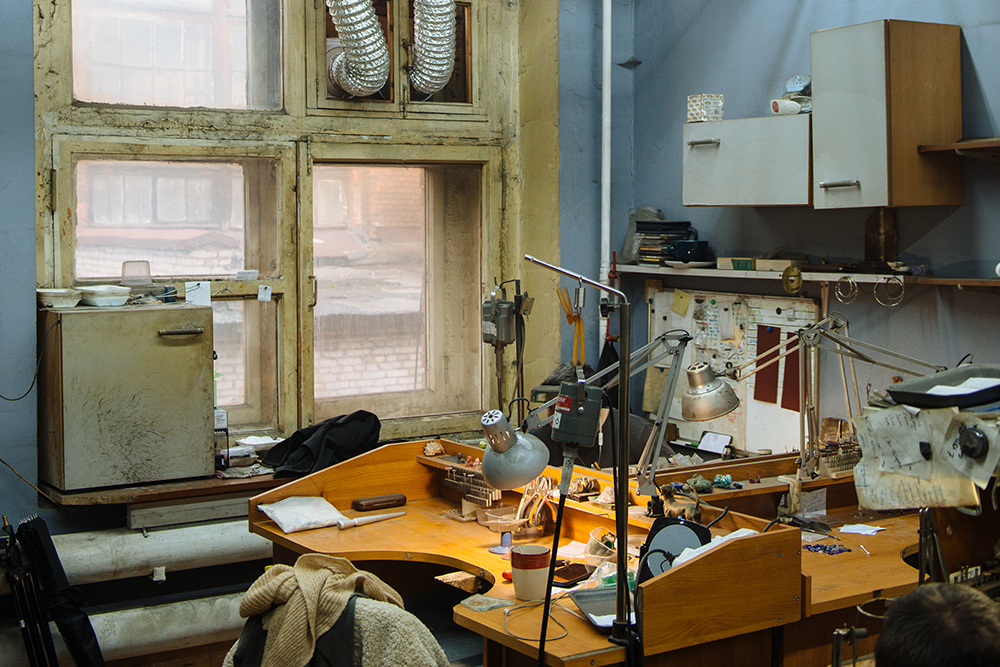 Литье и полировка украшений происходят в цехе ювелира на Электрозаводе. Фото: Андрей Стекачев