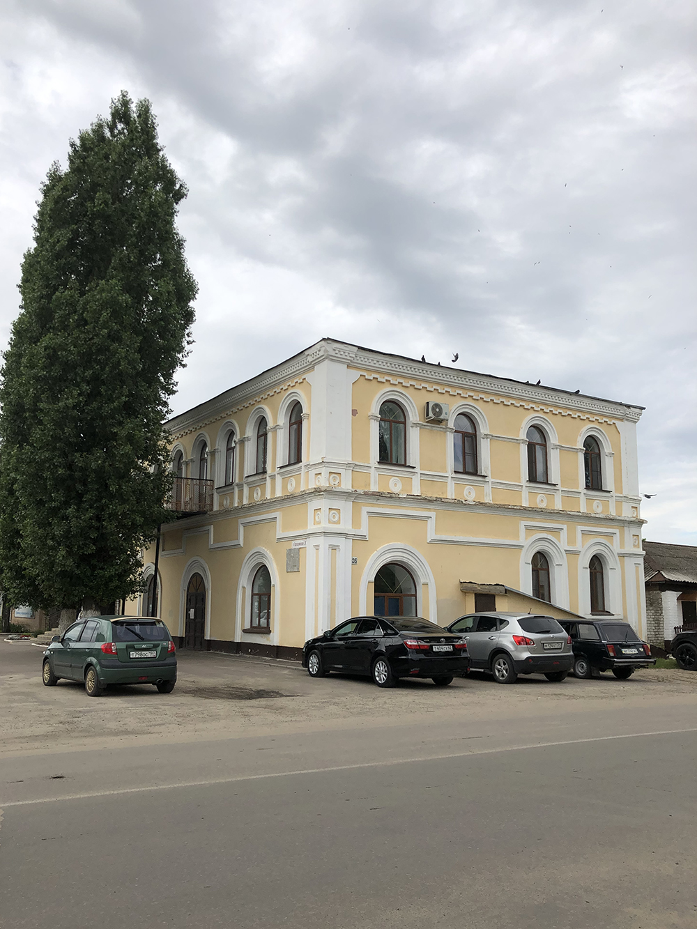 На пересечении улиц Гагарина и Красноармейской расположен красивый особняк 19⁠—⁠20 века. Раньше он принадлежал семье купцов Вьюковых, а сейчас здесь располагается молодежный центр
