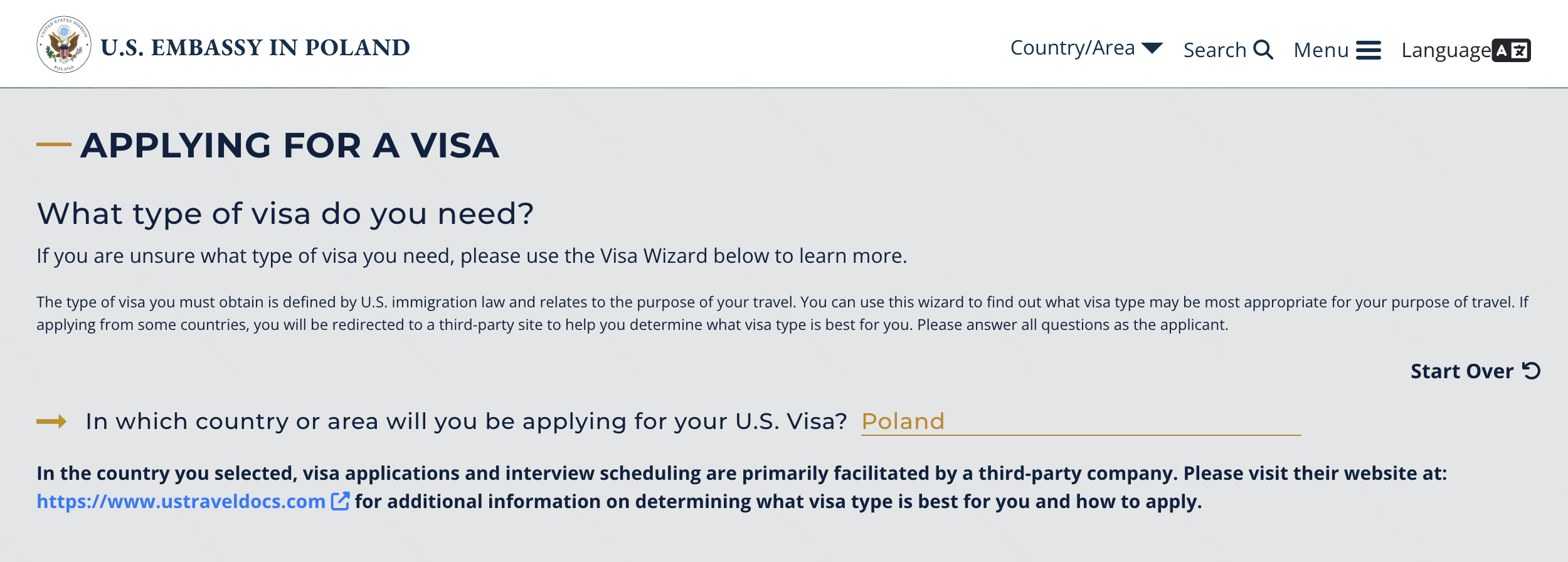 Обычно на сайтах посольств США есть раздел In which country or area will you be applying for U.S. VisaВ какой стране или области вы будете подавать заявку на визу США. Выберите нужную страну, чтобы перейти на страницу записи на прием. © pl.usembassy.gov