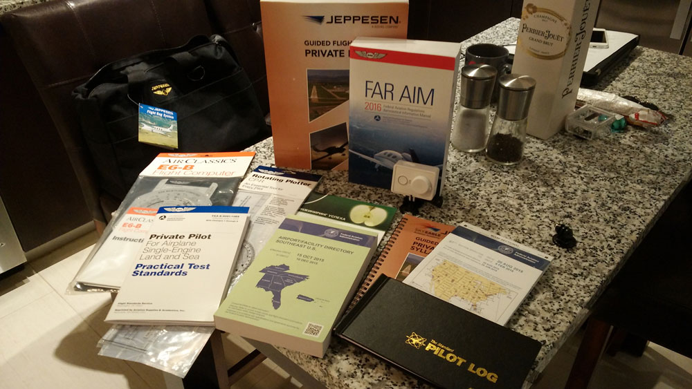 Материалы для обучения и Pilot Log — книга пилота, куда заносится информация обо всех выполненных полетах