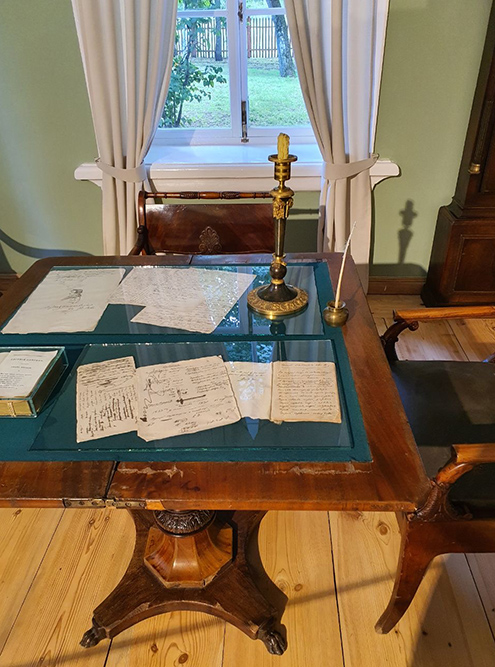 На столах под стеклом лежат записки поэта, рисунки, письма к родным