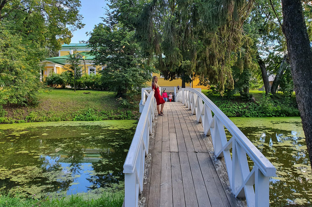 Горбатый мостик через верхний пруд — популярное место для фотосессий. Позади меня находится господский дом
